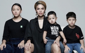 Nikita Mirzani Pamer Sang Putra Sholat Diimami Pria Tampan, 'Calon Suami' Baru?