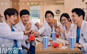 Kocak, Pemeran 'Hospital Playlist 2' Protes Banyaknya Adegan Ciuman Yoo Yeon Seok