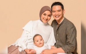 Heboh Foto Bayi Kekey Plek Ketiplek Putra Rezky Aditya, Citra Kirana Cuek Pose Bobok Cantik