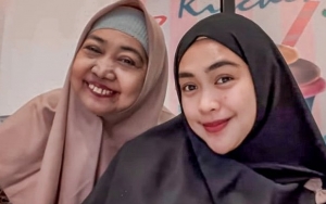 Baru Ditinggal Pergi Sang Ayah, Ria Ricis Izinkan Ibunya Menikah Lagi?