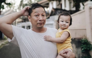 Fiks Kembar Tiga, Ringgo Agus Rahman Pamer Foto Sang Ayah Bareng Baby Mars