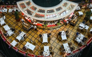 Warga Singapura Ramai-Ramai Makan di Restoran Pada Tengah Malam Tadi, Ada Apa? 