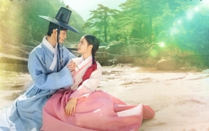 Kim Yoo Jung dan Ahn Hyo Seop Mesra, Poster 'Lovers Of The Red Sky' Dikritik Norak