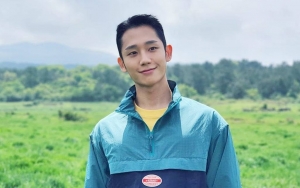 Rilis Poster Baru, Jung Hae In Siap Tempur Basmi Pembelot di Serial Netflix 'D.P' 