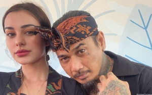 Jerinx SID  Tiba di Polda Metro Jaya dan Siap Penuhi Panggilan, Nora Alexandra Setia Dampingi