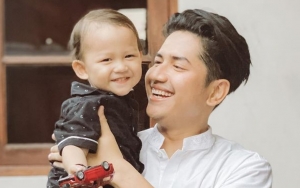 Cerai Dari Henny Rahman, Ini 7 Potret Zikri Daulay Tampil Ala Hot Daddy 
