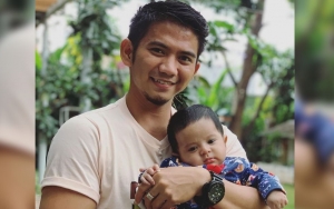 Foto Gemas Kompakan Bareng Anak, Rizki DA Justru Kena Tegur Usai Pakaikan Ini ke Baby Syaki