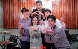 Jeon Mi Do Hentikan Keributan Geng 99 di 'Hospital Playlist 2' Bak Urus 4 Bocah, Fans Terpesona