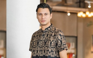 Cara Elegan Christian Sugiono Makan Cilok Ala Western Sukses Bikin Ngakak