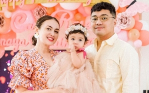 Lihat Langkah Pertama Putri Cantiknya, Reaksi Tak Terduga Suami Rianti Cartwright ‘Nular’
