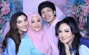 Aurel Hermansyah Kepergok Lakukan Ini Agar KD Tak Berdiri Paling Pojok saat Acara Gender Reveal
