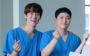 Dialog Menyentuh Yoo Yeon Seok dan Kim Dae Myung Soal Pasien di 'Hospital Playlist 2'