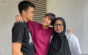 Kondisi Mata Ibu Sempat Mengkhawatirkan, Tya Ariestya Kini Fokus Beri Kebahagiaan
