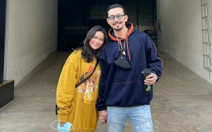 Denny Sumargo Gendong Istri Cantik di Times Square NY,  Penampakan 'Donald Trump' Bikin Salfok