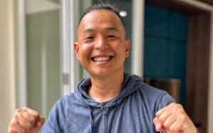 Bikin Merinding, Ernest Prakasa Pakai Kulit Ular Bekas Shedding Jadi Aksesoris Casing HP