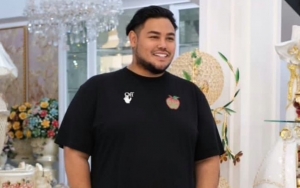 Ivan Gunawan Tampil Bak Pengantin Saat Fitting Baju, Iis Dahlia: Ada Apa Nih?