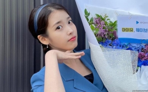 Viral Video IU Peluk Cowok di Panggung, Dibilang Mirip RM BTS