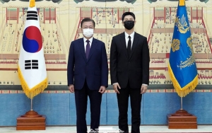 RM BTS Biasa 'Ditolak' Saat Jabat Tangan, Hampir Cuekin Presiden Moon Jae In di Blue House