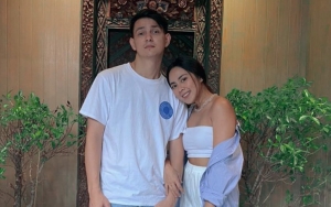 Marcell Darwin Pamer Cium Istri di Momen Ultah, Ekspresi Anak Bikin Salfok