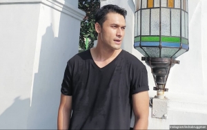 Indra Bruggman Pamer Foto dari Ponsel Jadul, Paras Tanpa Filter Bikin Terpesona