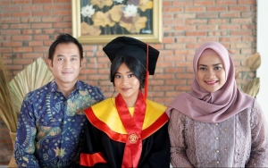 Di Tengah Kabar Cerai Aldi Bragi, Putrinya dengan Ikke Nurjanah Sandang Gelar Lulusan Terbaik FH UI