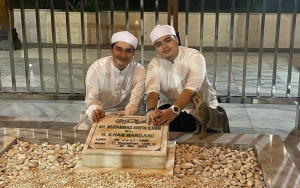 Alvin Faiz Dijuluki Ustaz Saat Ziarah ke Makam Ayah, Ibu Sentil Pembenci Soal 'Api Neraka'?