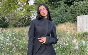Dua Lipa Debut Jadi Model, Melenggang di Runway Versace Bareng Gigi Hadid dan Irina Shayk