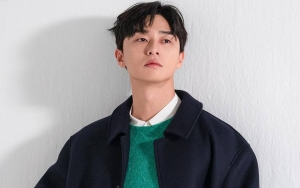 Santai Banget, Park Seo Joon Tertangkap Kamera Nonton Pertandingan Sepak Bola di Inggris
