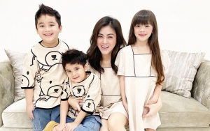 Perkara Perceraian-KDRT Masih Bergulir, Dhena Devanka Tetap Bahagia Bareng Anak-Anak
