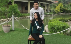 Wajah Anaknya Mirip Banget dengan Adly Fairuz, Angbeen Rishi Tulis Protes Ini