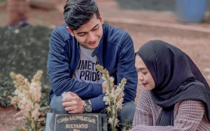 Begini Cara Teuku Ryan Kuatkan Ria Ricis Setiap Kali Teringat Mendiang Sang Ayah