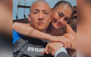 Bagikan Video Keseharian Di Amerika, Adam Rosyadi Pamer Momen Dicium Agnez Mo
