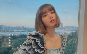 Lisa BLACKPINK Sumringah Berangkat ke Paris, Gayanya di Bandara Modis Banget
