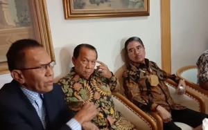 Serang Balik, Hotma Sitompul Beberkan Foto 'Hot' Hotman Paris Bareng Seorang Wanita