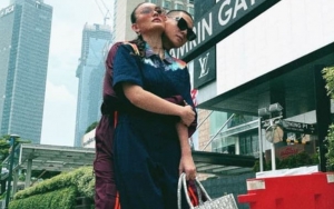 Agnes Monica Cantik Pirang Didandani Hairstylist Ariana Grande, Adam Asyik Nyemil Bakso Ratusan Ribu