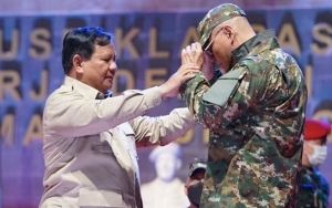 Penampilan Deddy Corbuzier Ketika Dilantik Prabowo Bikin Salfok, Mirip Oppa Korea Lagi Wamil