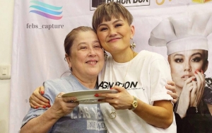 Ibu Muncul 'Buka Suara' Usai Agnes Monica Dibully Karir Flop, Kaos Jadul Masih Dipakai Bikin Salut
