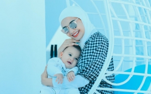 Zaskia Sungkar Akhirnya Tanggapi Pro Kontra Boyong Anak Naik Pesawat Saat Pandemi