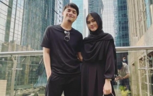 Alvin Faiz Tiduran Jongkok Bukti Setia Tunggui Istri, Gaya Adik Tampan Funky Bikin Pangling