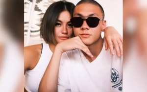 Dipaksa Jadi Model Oleh Kakak, Foto Pacar Agnes Monica Pakai Kemeja Gombrong Super Estetis