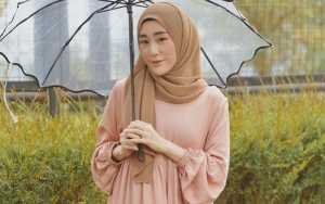 Lagi Hujan Deras, Perlakuan Larissa Chou Pada Driver Ojol Pengantar Makanan Disorot