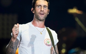 Adam Levine 'Ngamuk' Pada Fans Yang Terobos Paksa Naik Panggung Dan Memeluknya, Tuai Pro Kontra