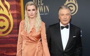 Ireland Baldwin Putri Alec Baldwin Semprot Host Yang Kritik Sang Ayah Karena Tembak Kru Hingga Tewas