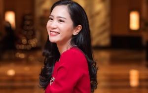 Bunga Zainal Pamer Selfie Paling Cakep, Penampakan Rambut Beruban Malah Bikin Sulit Percaya