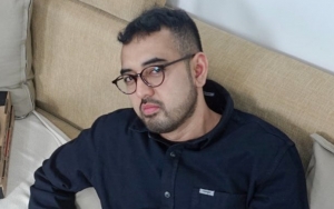 Kemal Palevi ‘Sentil’ Video Viral Seorang Pria Buang Kasur ke Laut: Nyesek Banget