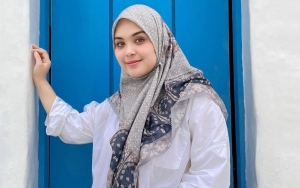 Vebby Palwinta Tampil Beda dengan Makeup Serba Pink, Wajah Polos Sebelum Dirias Justru Lebih Disorot
