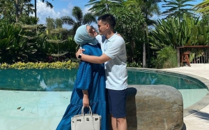 Terancam Dijemput Paksa, Intip Sederet Potret Liburan Rezky Aditya dan Keluarga