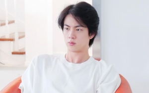 Santuy Banget, Rutinitas Pagi Jin BTS Nggak Kalah Geje dari Tahun Lalu