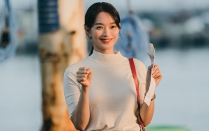 Pamer 'Kebodohan', Gaya Shin Min A di Bandara Imut Banget Bak ABG