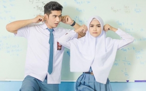 Tak Sentuh Fisik, Konsep Foto Prewed Ria Ricis dan Teuku Ryan Pakai Seragam SMA Bikin Gemas